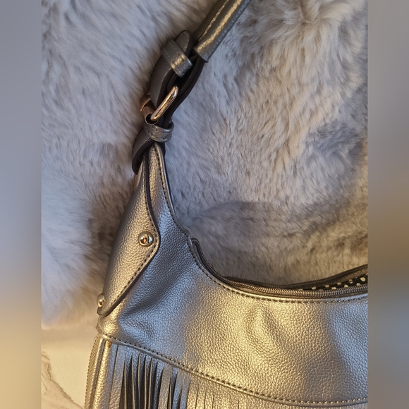 NWOT - SILVER, EXPANDABLE HANDBAG WITH FRINGE - Picture 3 of 15